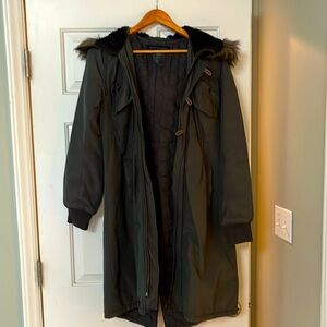 Long zipped outdoor jacket